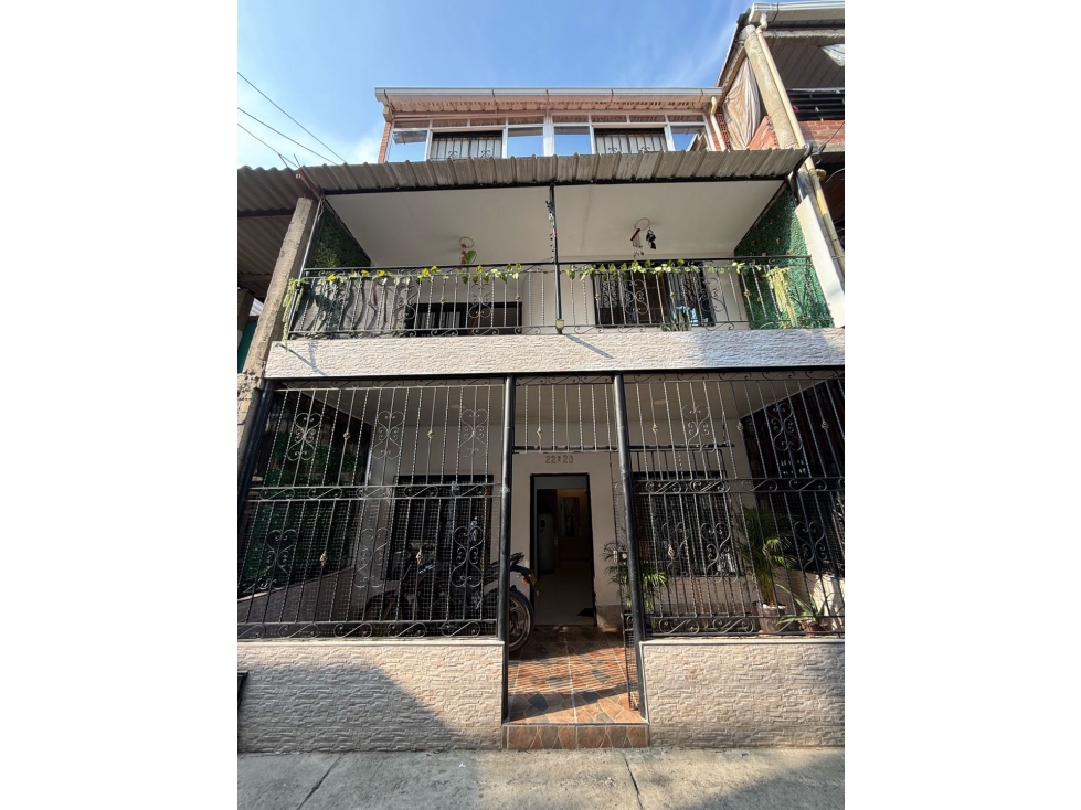 EN VENTA CASA DE 3 PISOS CON EXCELENTES ACABADOS EN BARRIO COMPARTIR