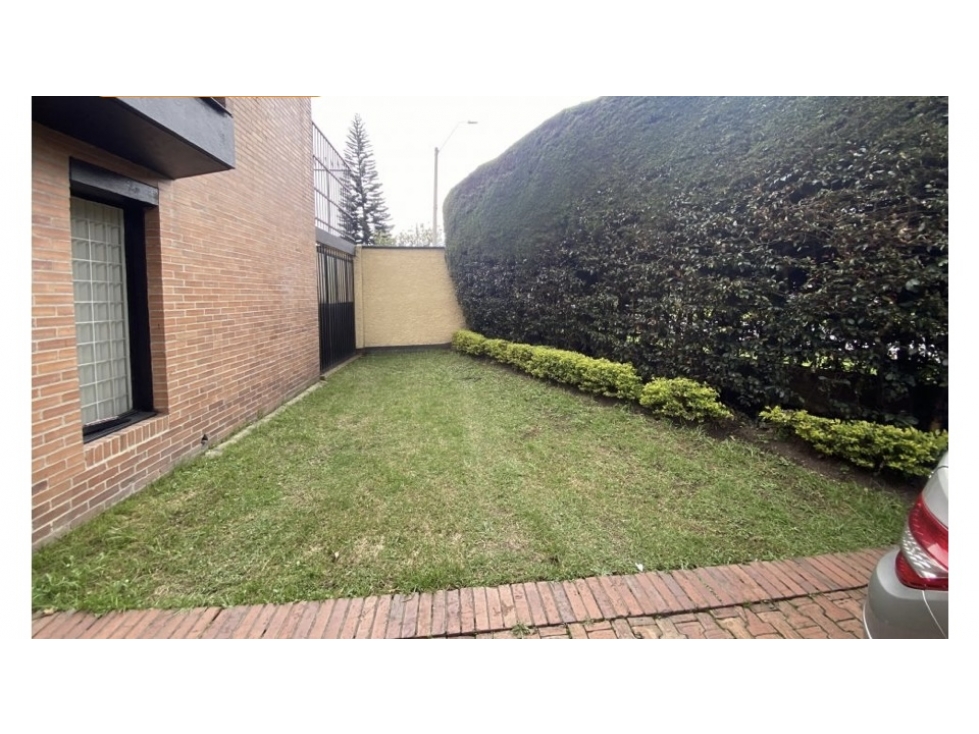 VENDO HERMOSA CASA ESQUINERA CON JARDIN INTERIOR REMODELADA EN BELMIRA — foto 3