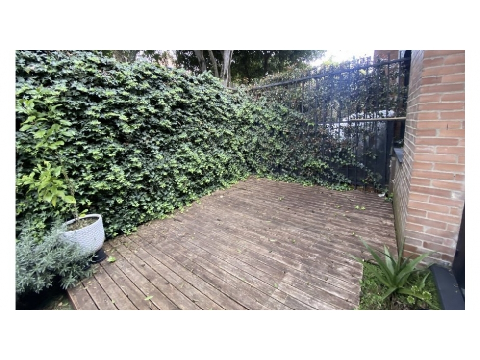 VENDO HERMOSA CASA ESQUINERA CON JARDIN INTERIOR REMODELADA EN BELMIRA — foto 4