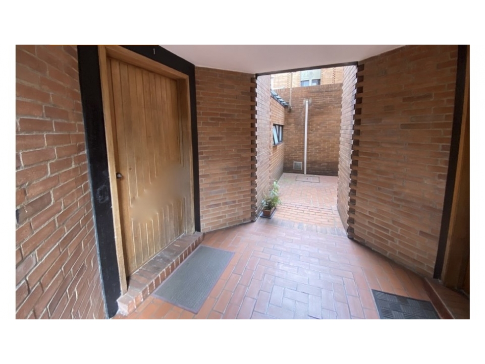 VENDO HERMOSA CASA ESQUINERA CON JARDIN INTERIOR REMODELADA EN BELMIRA — foto 6