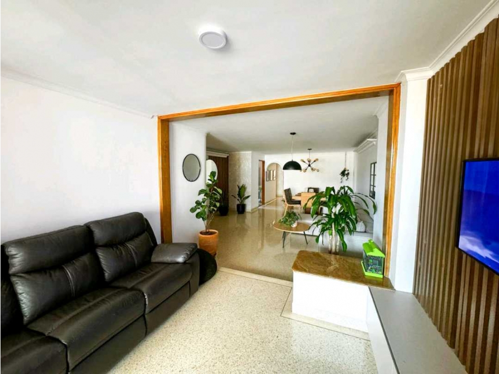 Apartamento remodelado con amplios espacios y ubicación inmejorable — foto 2