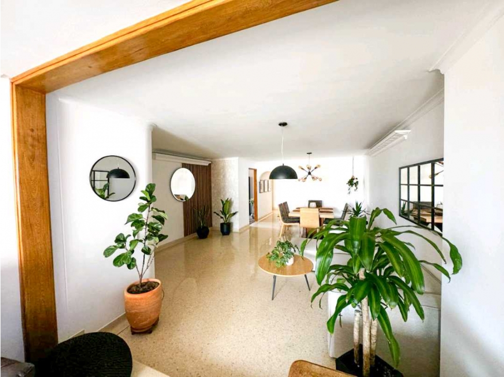 Apartamento remodelado con amplios espacios y ubicación inmejorable — foto 4
