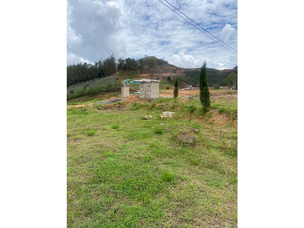 SE VENDE LOTE EL RETIRO