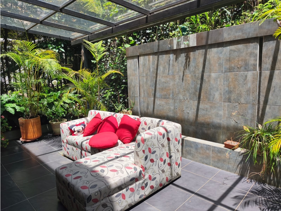 Venta Casa de tres niveles altos del poblado