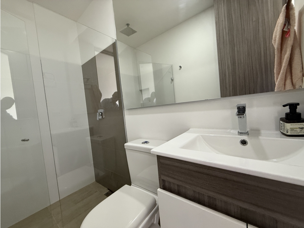 VENTA DE APARTAMENTO MODERNO Y AMPLIOS ESPACIOS, CON VISTA