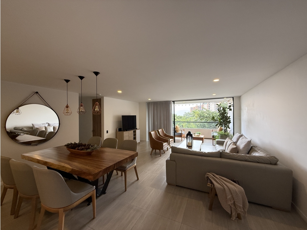 VENTA DE APARTAMENTO MODERNO, AMPLIOS ESPACIOS Y VISTA, EN ENVIGADO