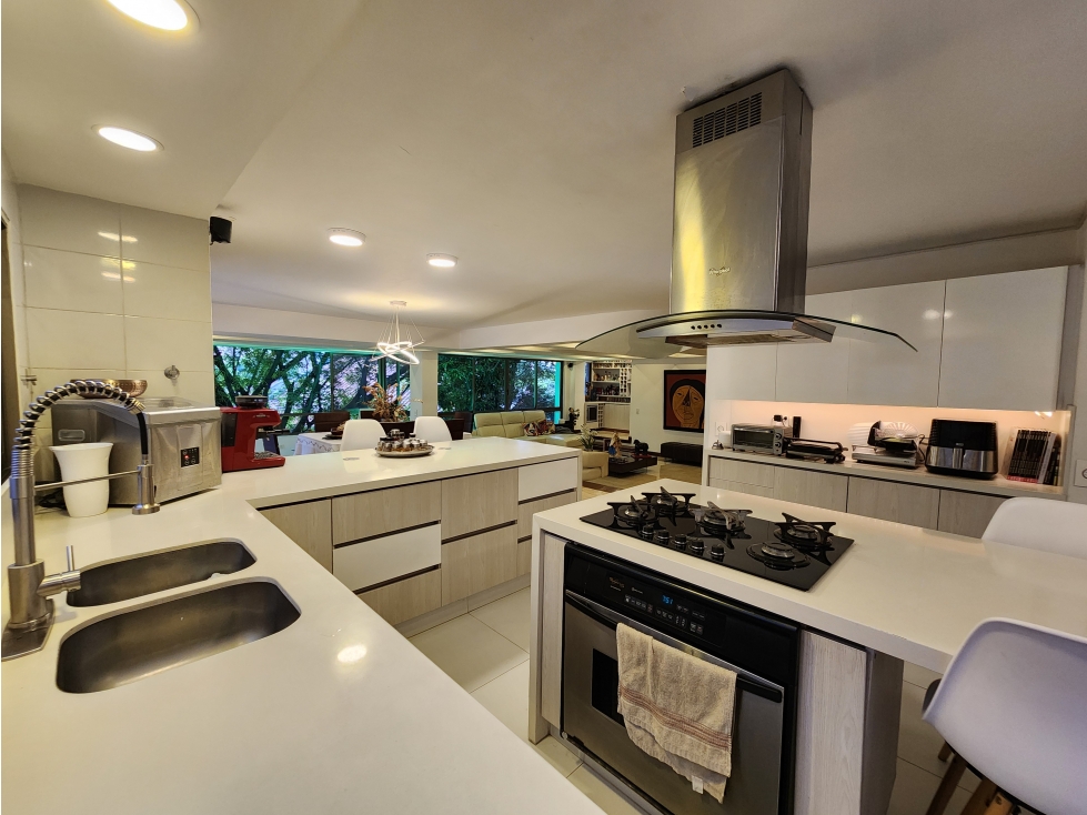 VENTA DE ESPECTACULAR APARTAMENTO TIPO CASA POBLADO, ENTORNO VERDE