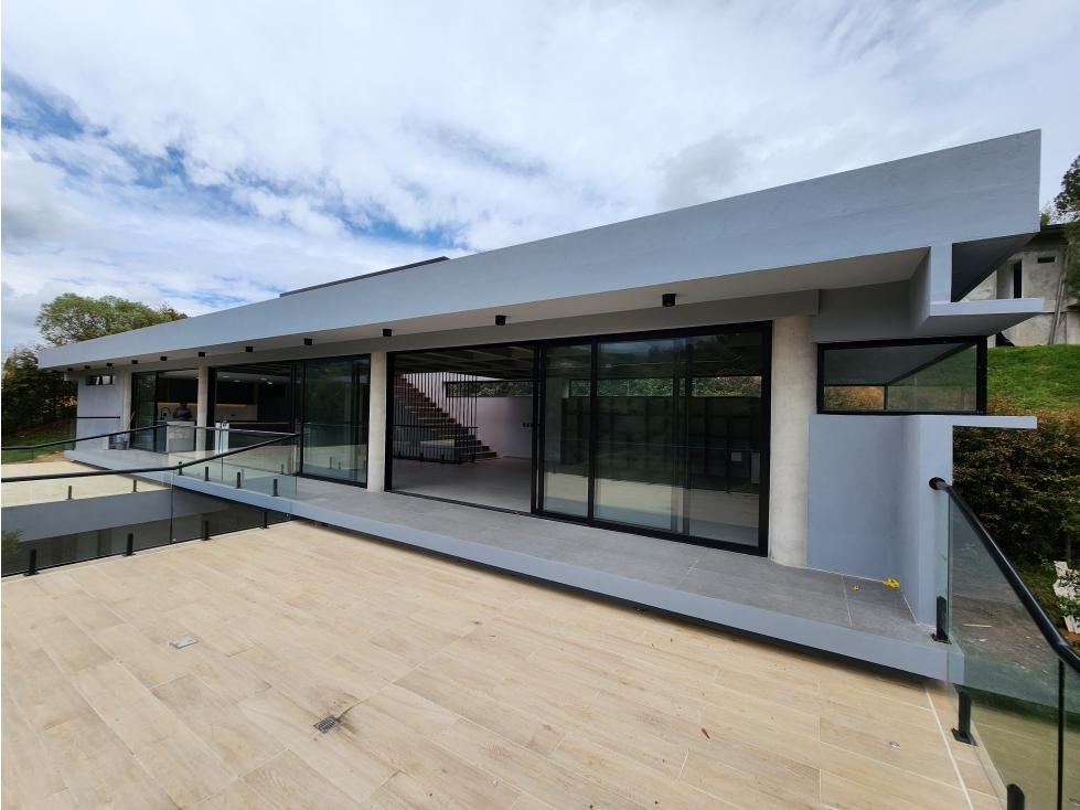 VENTA DE ESPECTACULAR CASA MODERNA EN EL RETIRO VIA LA CEJA EN UNIDAD