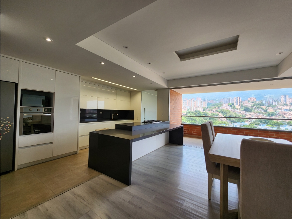 VENTA DE ESPECTACULAR PENTHOUSE, ENVIGADO PARTE PLANA Y CERCA DE TODO