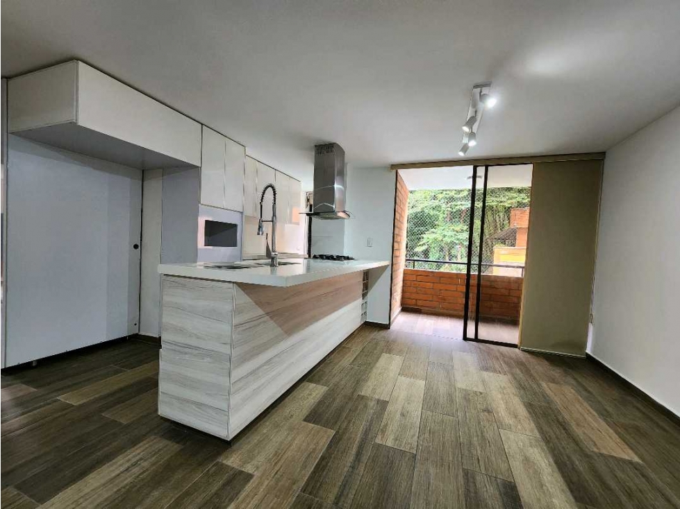 PRECIO OPORTUNIDAD APARTAMENTO POBLADO, REMODELADO, PARTE PLANA, UC — foto 3