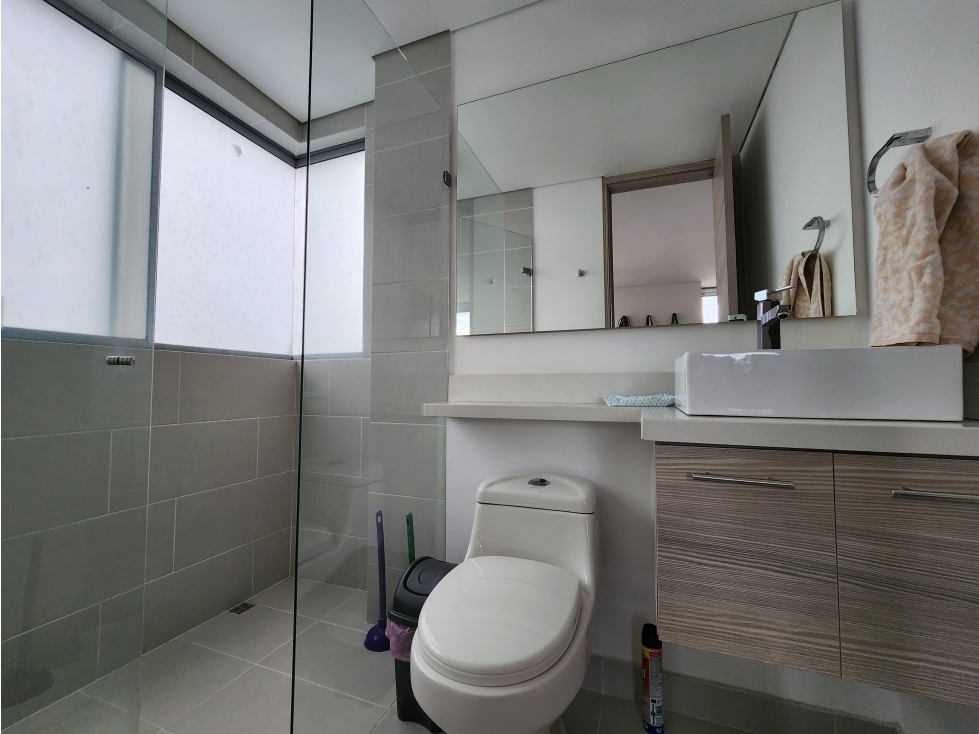 VENTA DE APARTAMENTO EN CASTROPOL, PISO ALTO CON VISTA EN UNIDAD — foto 3