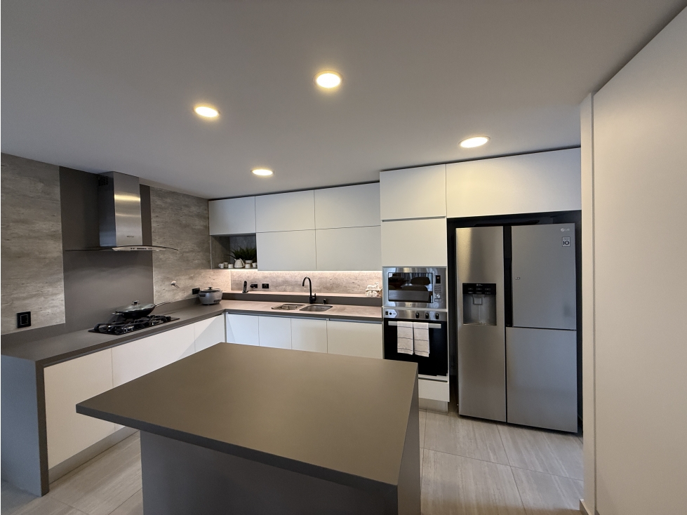 VENTA DE APARTAMENTO MODERNO, AMPLIOS ESPACIOS Y VISTA, EN ENVIGADO — foto 2