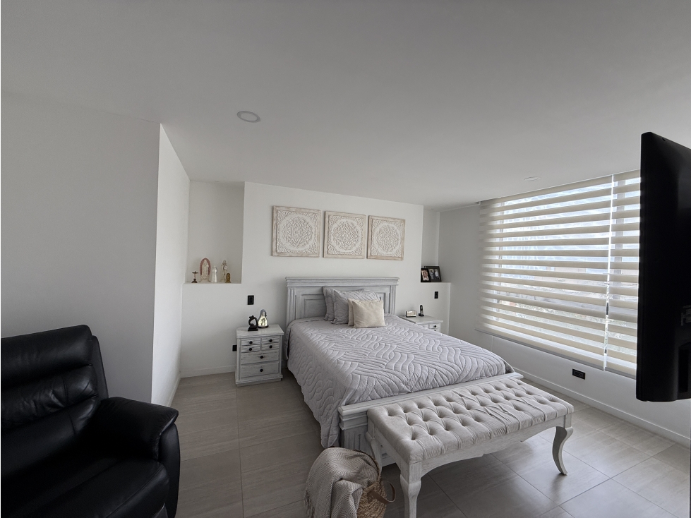 VENTA DE APARTAMENTO MODERNO, AMPLIOS ESPACIOS Y VISTA, EN ENVIGADO — foto 3