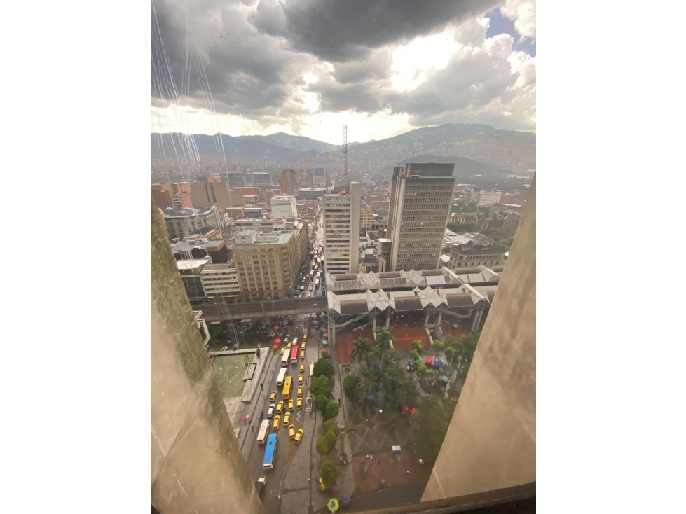 VENTA DE OFICINA EN LA CANDELARIA CENTRO MEDELLIN - CON COLEGA