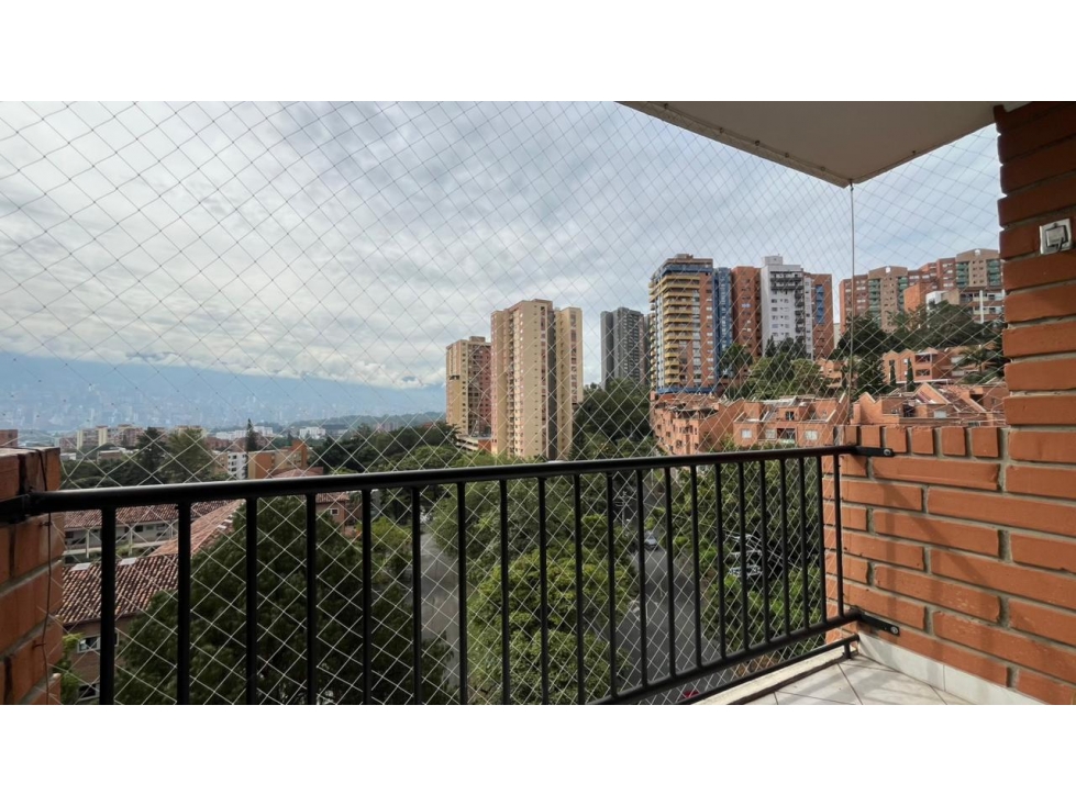 VENTA DE APARTAMENTO EN LOMA DE LOS BERNAL CON EXCELENTE VISTA — foto 3