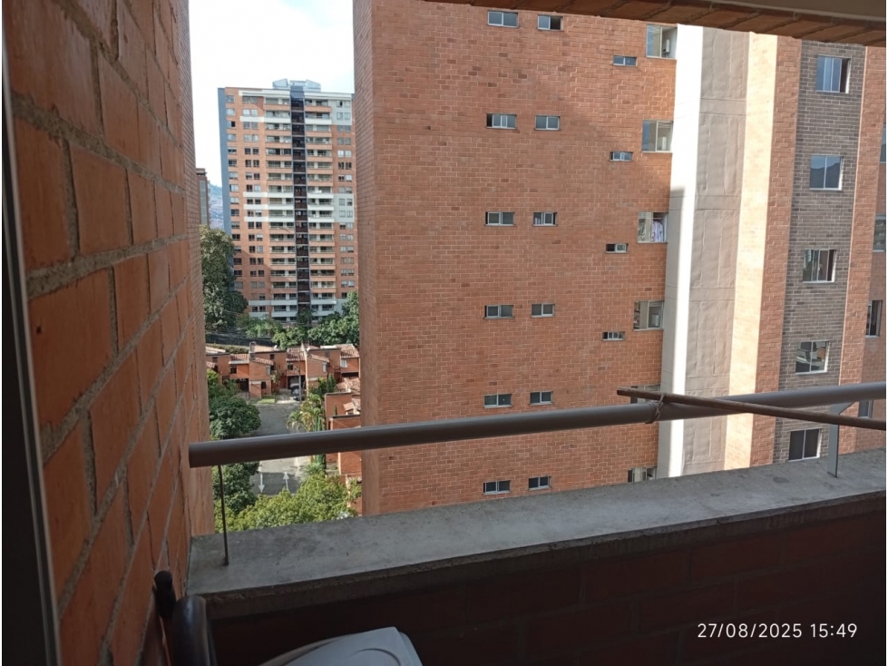 VENTA APARTAMENTO EN LOMA DE LOS BERNAL — foto 4