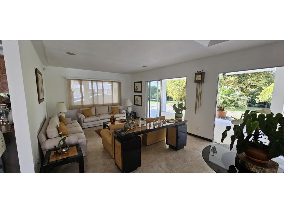 En Venta Chalet Cerca Al Club Campestre con Múltiples Jardines — foto 6