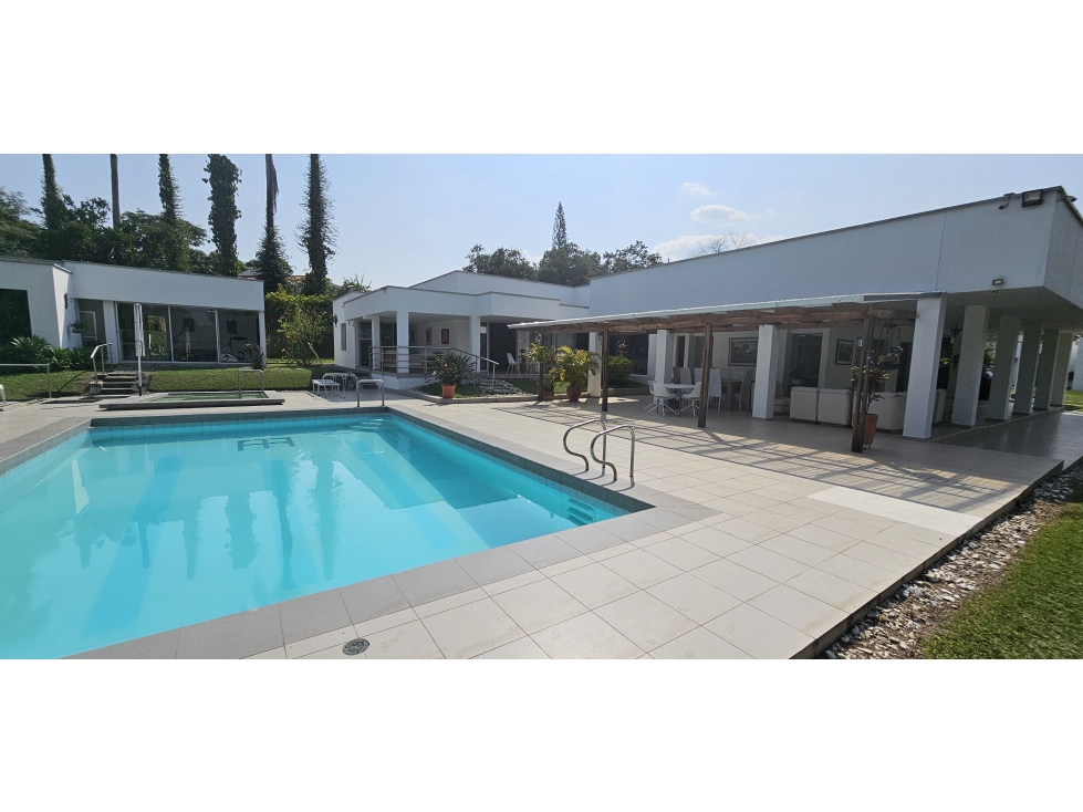 En Venta Chalet Cerca Al Club Campestre con Múltiples Jardines — foto 2