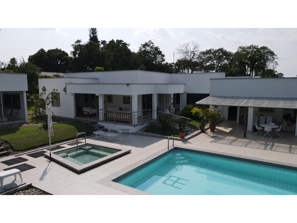 En Venta Chalet Cerca Al Club Campestre con Múltiples Jardines