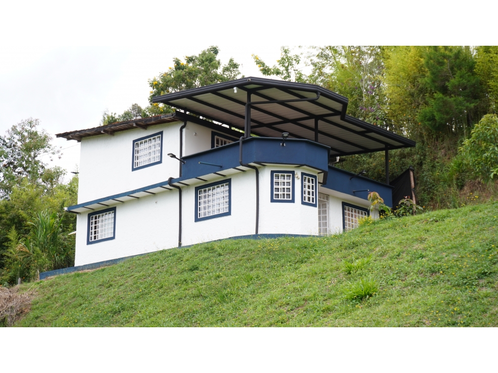CASA DE CAMPO Y LOTE EN VENTA. Vereda Bellavista, Guarne. Ant.