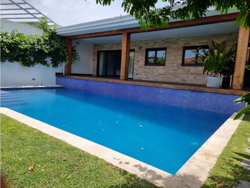 Se Vende casa dentro del Nuevo Club de Golf, Brisas del Golf (MZ)