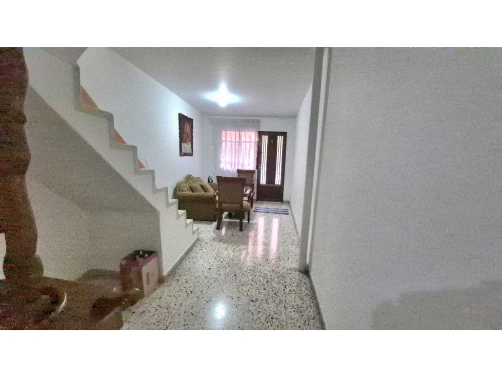 VENDO CASA DE 3 NIVELES EN SABANETA A UNA CUADRA DEL PARQUE
