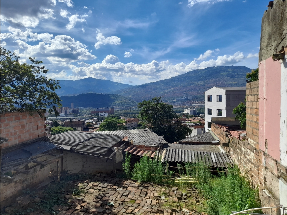 Venta de lote en Manrique Central