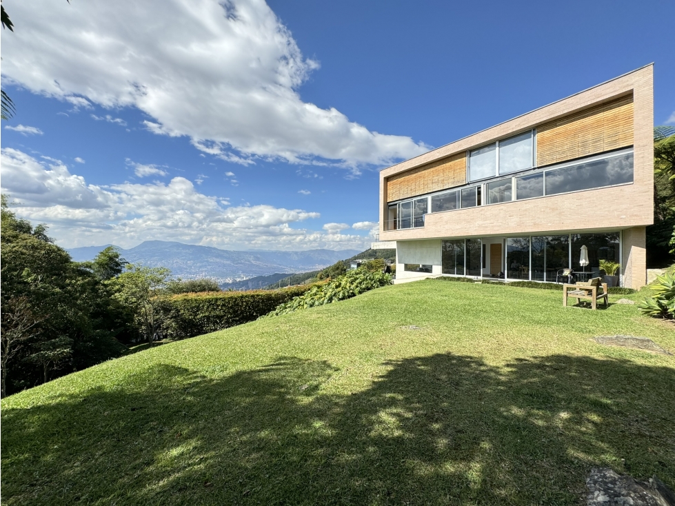 VENTA DE MODERNA CASA EN LAS PALMAS CON EXCELENTE VISTA A MEDELLÍN