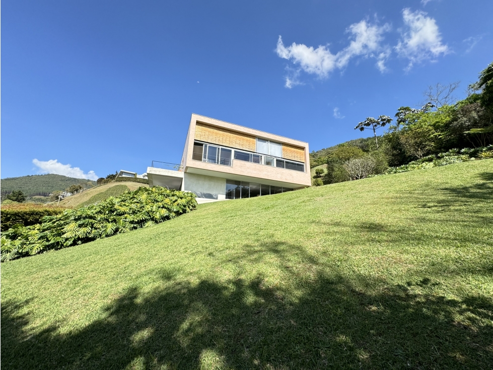 VENTA DE MODERNA CASA EN LAS PALMAS CON EXCELENTE VISTA A MEDELLÍN — foto 2