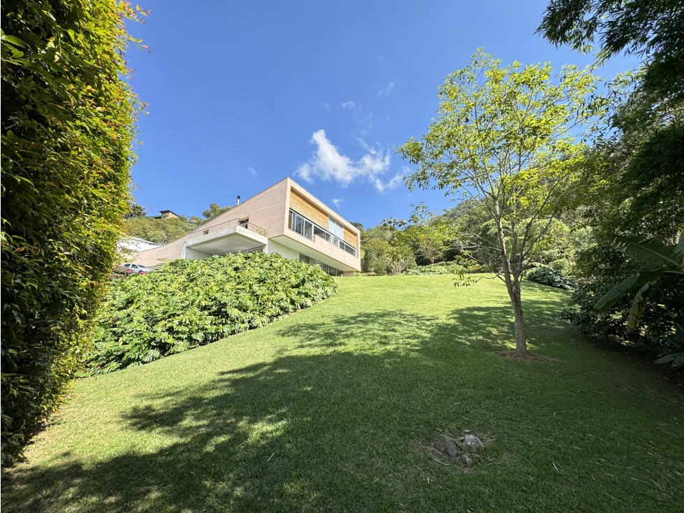 VENTA DE MODERNA CASA EN LAS PALMAS CON EXCELENTE VISTA A MEDELLÍN — foto 6