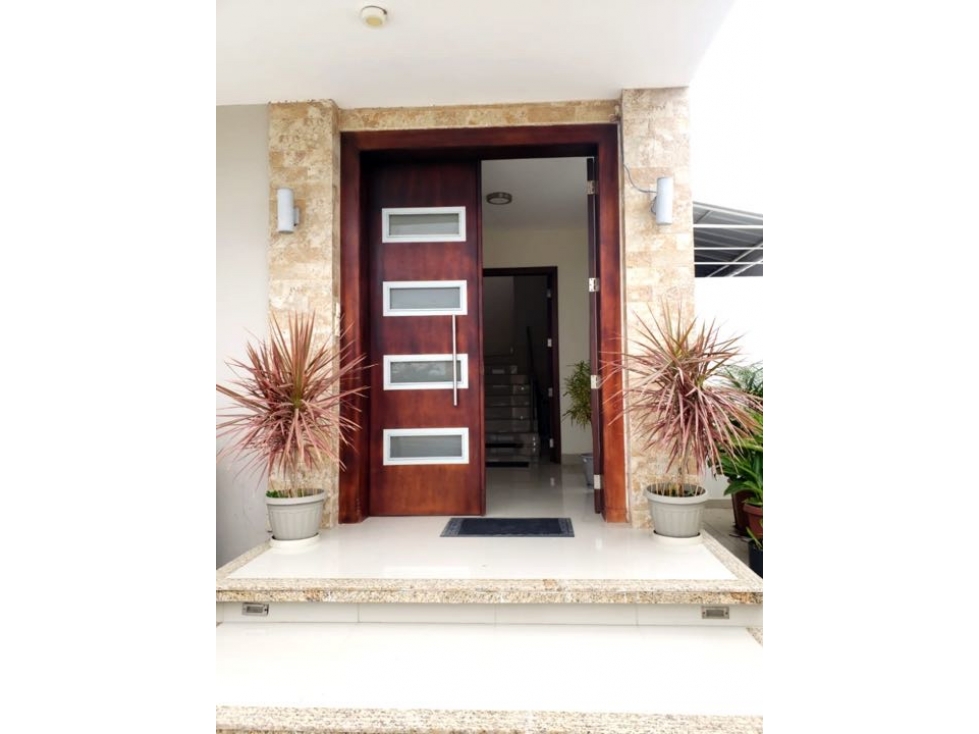 Hermosa casa en Urb Manta beach
