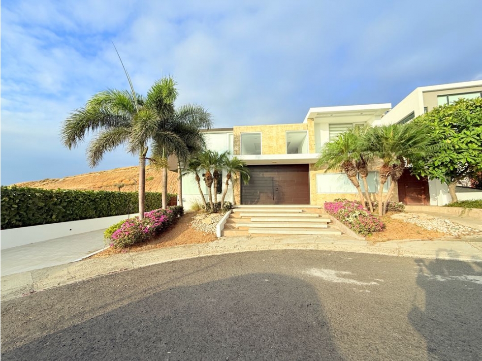 Hermosa casa con piscina con vista al mar en urb exclusiva de Manta