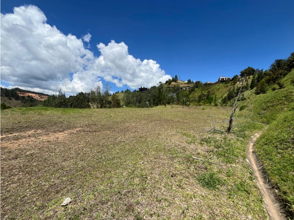 LOTE EN PARCELACIÓN EN EL RETIRO-VDA. LEJOS DEL NIDO