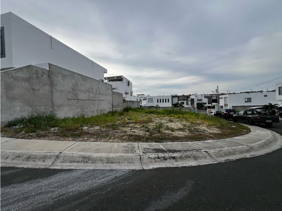 Se vende terreno esquinero en urbanización Altos de Manta Beach LVSA