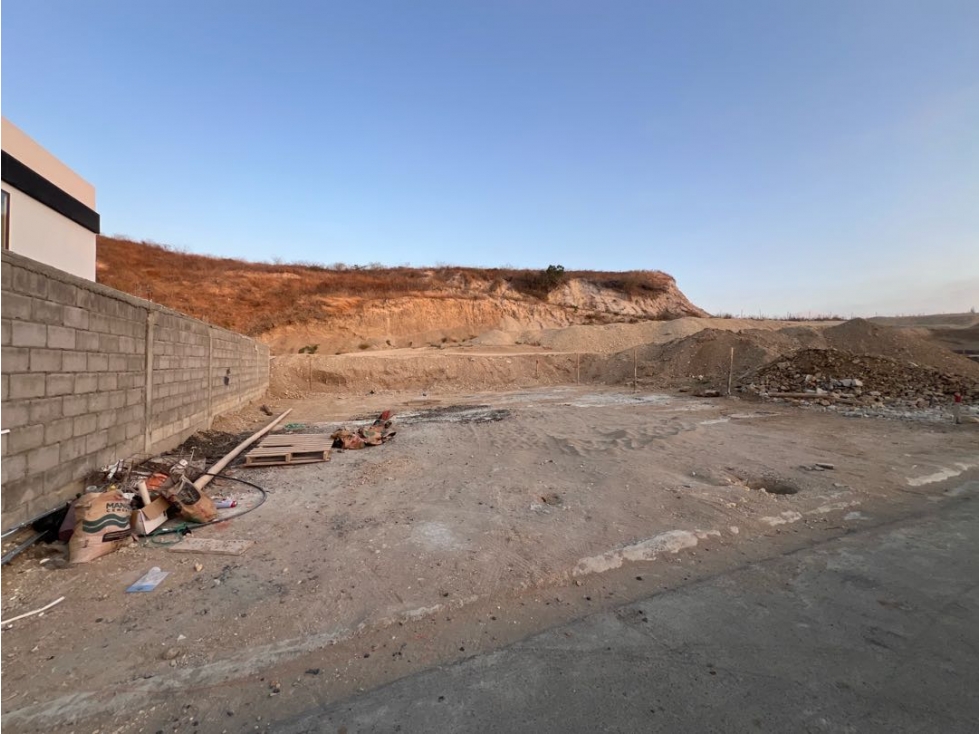 Terreno 200m2 en urbanización en la Ruta Spondylus Manta LVSA