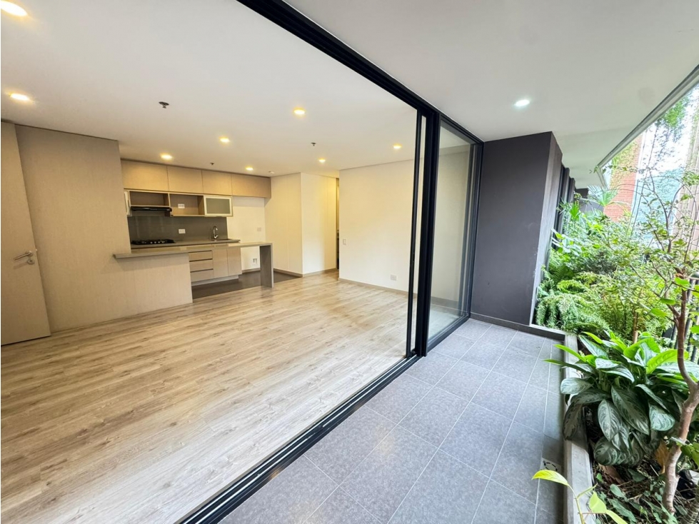 VENTA APARTAMENTO ALTOS DEL POBLADO, PISO ALTO.