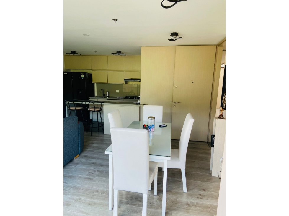 VENTA APARTAMENTO ALTOS DEL POBLADO, VISTA ABIERTA, PISO ALTO. — foto 2