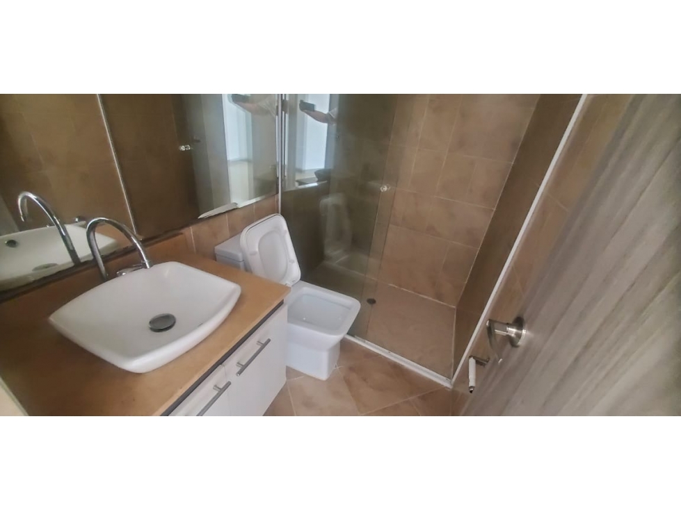 LAURELES APTO DE 98MTS PISO CON EXCELENTE VISTA UNIDAD COMPLETA — foto 6