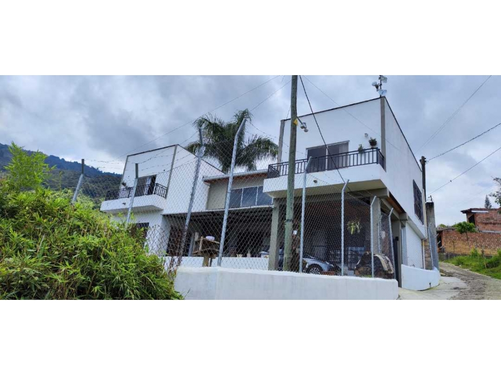 VENDO CASA CAMPESTRE INDEPENDIENTE EN GIRARDOTA CERCA AL PARQUE