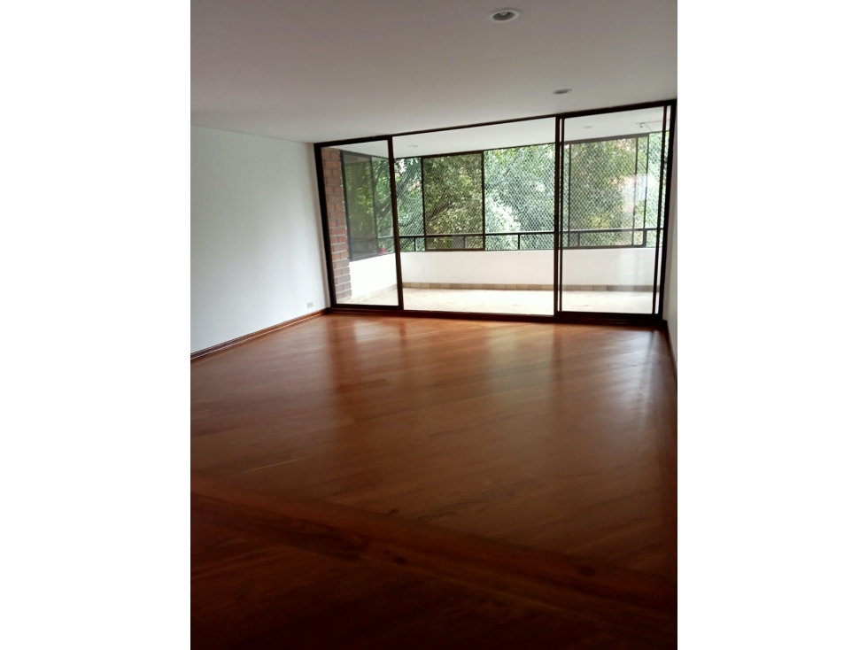 VENTA APARTAMENTO EN EL POBLADO A UNA CUADRA DE LA MILLA DE ORO — foto 4