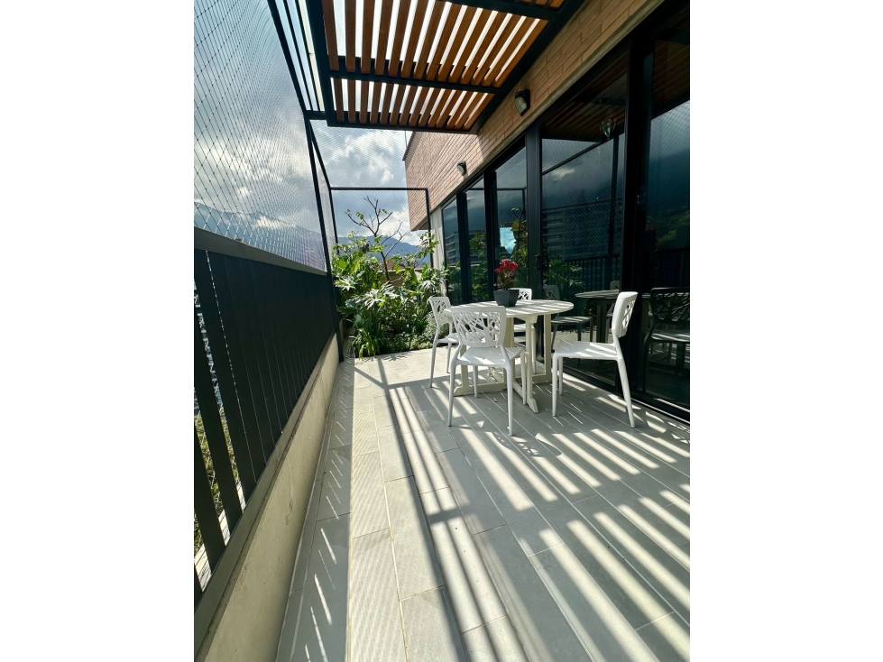 VENTA DE APARTAMENTO EN EL POBLADO EN EL ALTO DE PALMAS ULTIMO PISO!! — foto 2