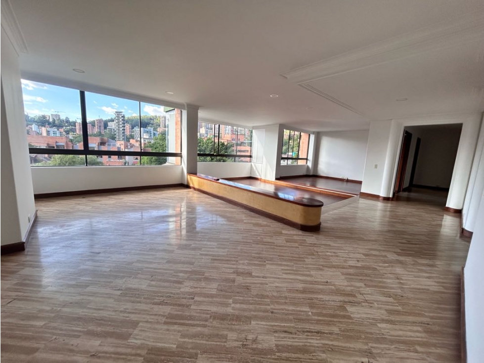 Apartamento Poblado, Sector Vizcaya. Muy amplio para reformar