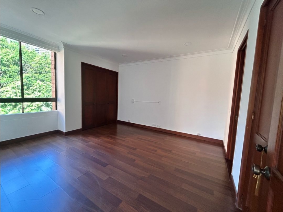 Apartamento Poblado, Sector Vizcaya. Muy amplio para reformar — foto 4