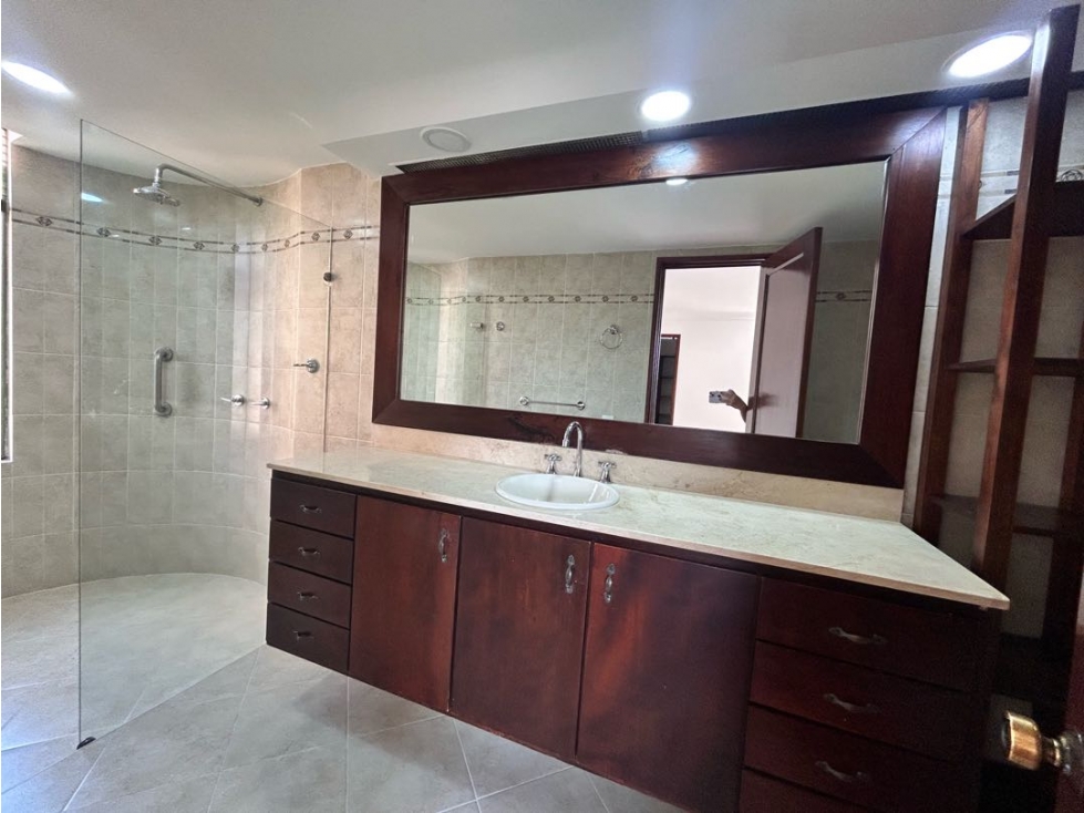 Apartamento Poblado, Sector Vizcaya. Muy amplio para reformar — foto 5