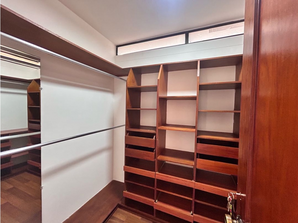 Apartamento Poblado, Sector Vizcaya. Muy amplio para reformar — foto 6