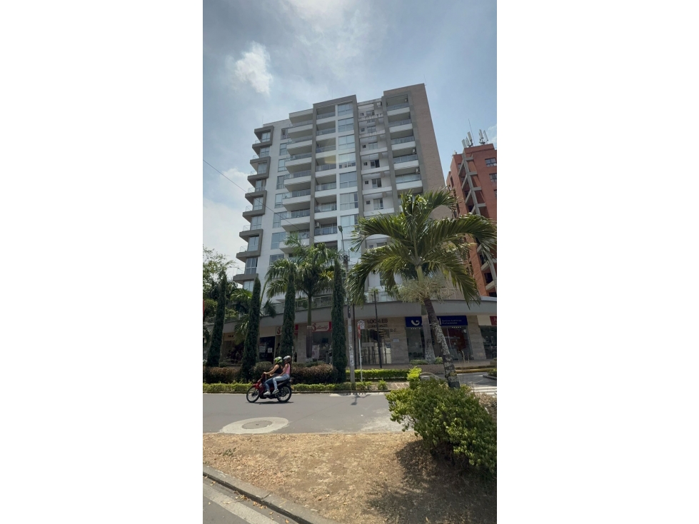 VENTA DE LOCAL COMERCIAL EN EDIFICIO CON UBICACIÓN ESTRATÉGICA