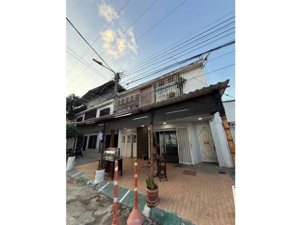 VENTA DE CASA 2PISOS CON 2 LOCALES COMERCIALES EN LA FLORESTA AC