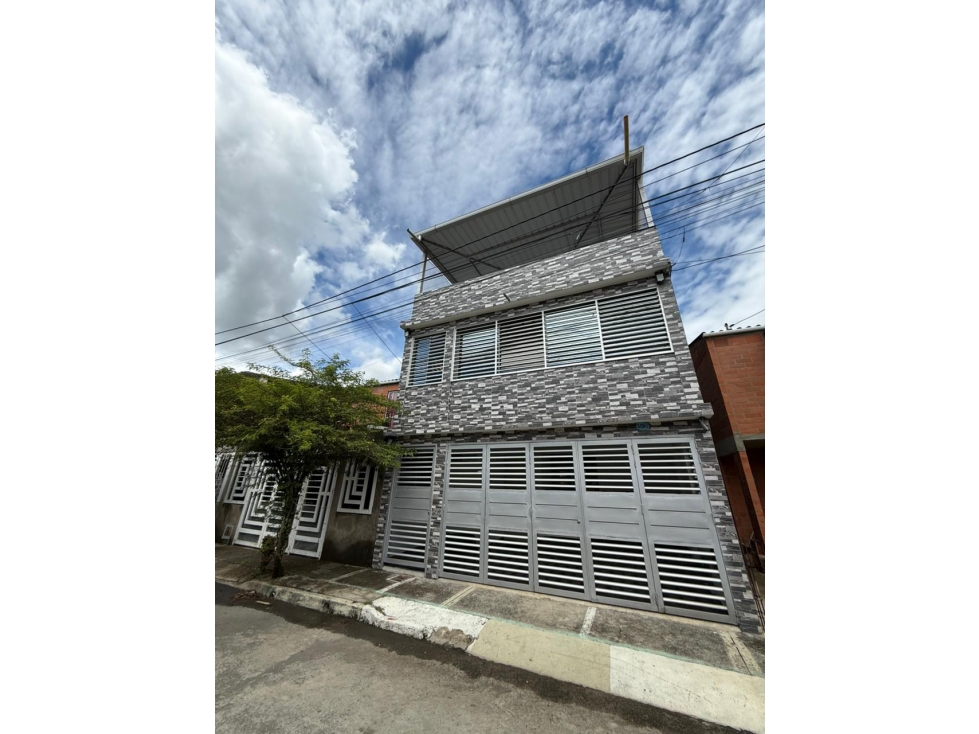 VENTA DE CASA EXTERIOR PISOS 3 EN BONANZA  AC