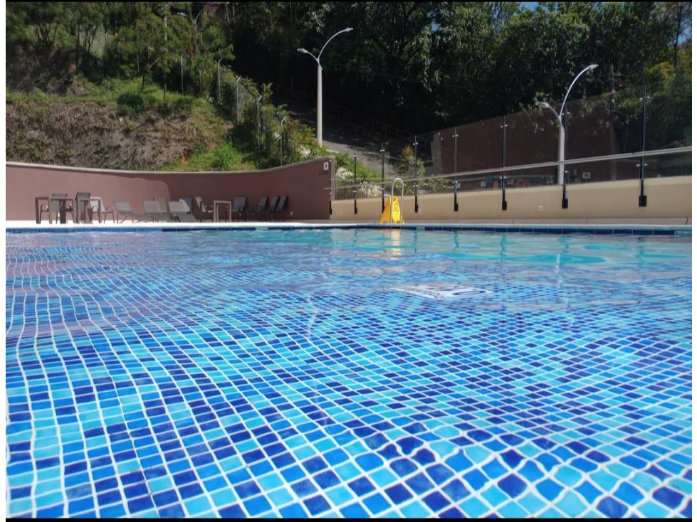 SABANETA EXCELENTE APTO EN ULTIMO PISO CON GRAN UBICACION Y VISTA — foto 3