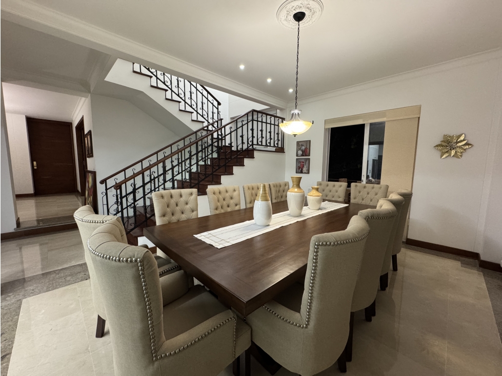 Exclusiva Casa Esquinera en Venta en Loma de Benedictinos, Envigado